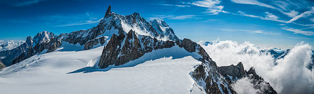 alpes rocky pinnacles branco picos de montanha de neve, acima de nuvens - courmayeur european alps mont blanc mountain - fotografias e filmes do acervo