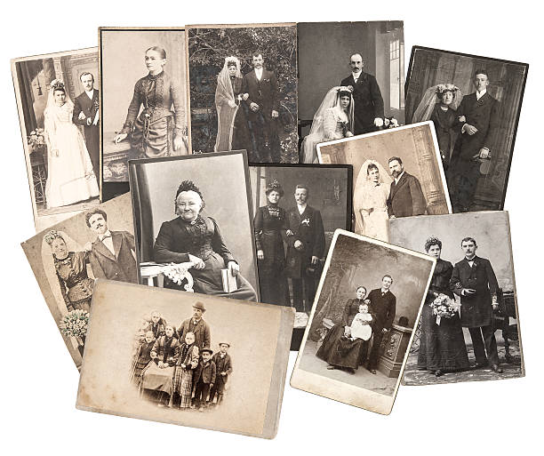 винтажный семейные и свадебные фотографии photos. оригинальный старый - family tree retro revival photograph senior adult стоковые фото и изображения