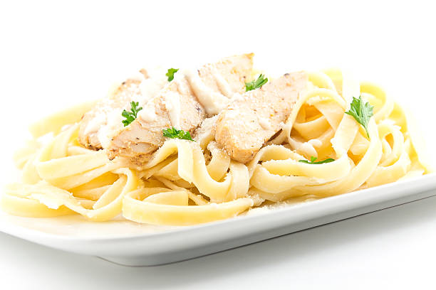 チキンボローニャアルフレド - fettuccine alfredo chicken pasta fettuccine ストックフォトと画像
