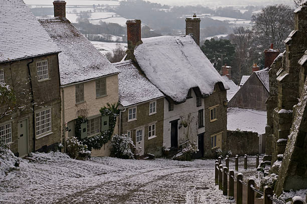 Gold Hill, Shaftesbury Gold Hill Shaftesbury in the snow. shaftesbury england stock pictures, royalty-free photos & images