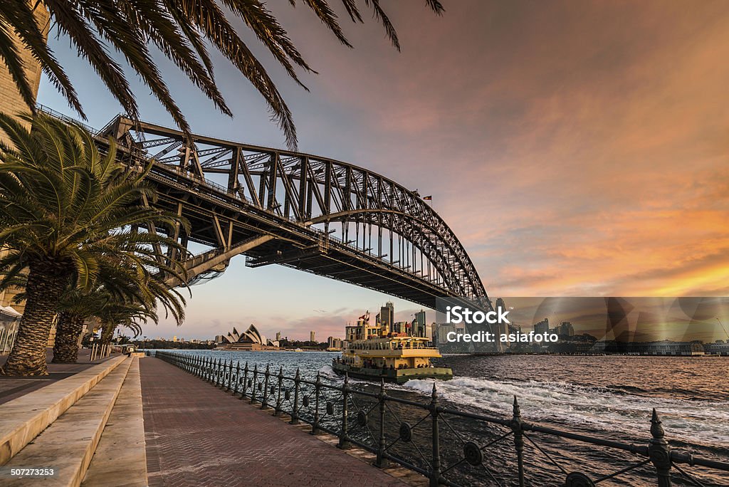 Puente del Puerto de Sídney y los transbordadores al atardecer, Australia - Foto de stock de Puente del Puerto de Sidney libre de derechos