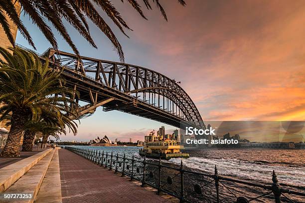 Puente Del Puerto De Sídney Y Los Transbordadores Al Atardecer Australia Foto de stock y más banco de imágenes de Puente del Puerto de Sidney