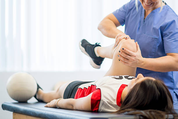 giocatore di pallavolo in fisica terapia - sport volleyball high school student teenager foto e immagini stock