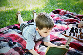 kleiner-junge-liest-ein-buch-im-park-liegend-matte.jpg?b=1&s=170x170&k=20&c=bcgWFRFeUutUE2ItyNpUhcSDqCiXF1jF6FTAAwX1V84=