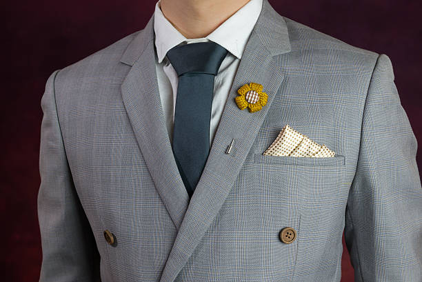 серый костюм клетчатой текстурой, брошь, галстук-платок, - pocket suit close up shirt стоковые фото и изображения