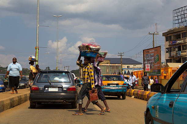 menschen handel in lagos, nigeria - nigerian culture men africa african culture stock-fotos und bilder