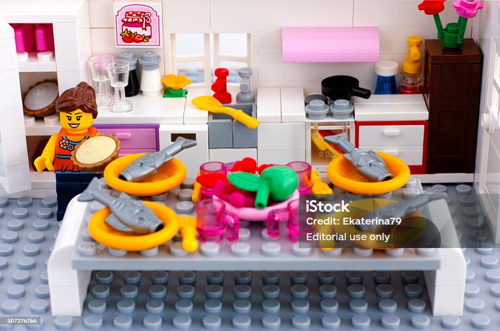 Lego Donna In Cucina Con Tavolo Pronto Per La Cena - Fotografie