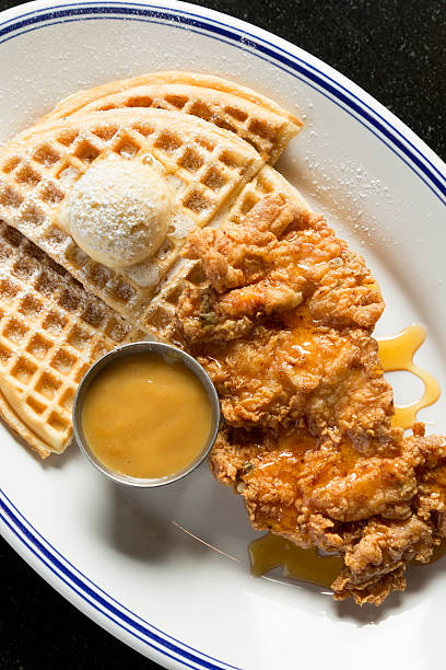 kurczaka i gofry - waffle chicken fried chicken food zdjęcia i obrazy z banku zdjęć