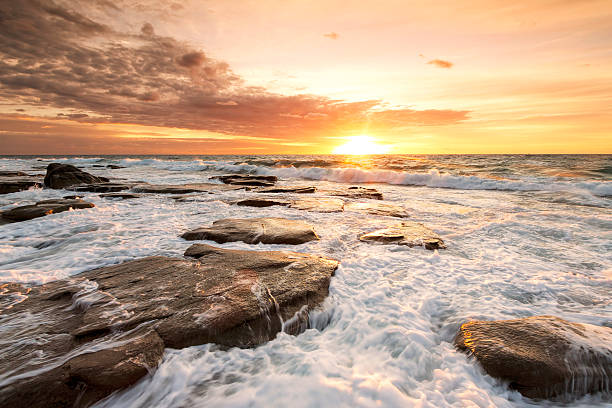 sonnenaufgang in punkt cartwright, sonnenschein küste, queensland, australien - coastline noosa heads australia landscape stock-fotos und bilder