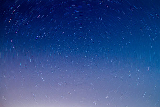 circular movimiento de las estrellas de la capa de estrella - star trail clear sky tranquil scene circle fotografías e imágenes de stock