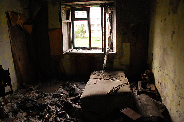 istock Old bed and rubish at abandoned apartment 507286642