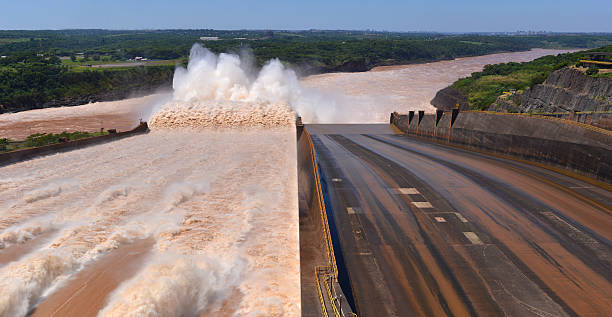 itaipu barrage, le paraguay et le brésil - itaipu dam photos et images de collection