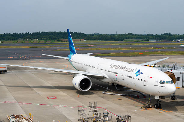 da garuda indonésia avião no aeroporto de asfalto - garuda imagens e fotografias de stock