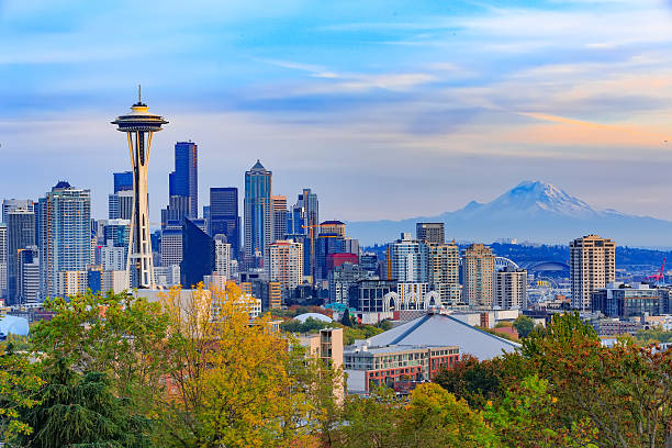 espaço agulha e estação do centro da cidade de seattle - estado de washington imagens e fotografias de stock