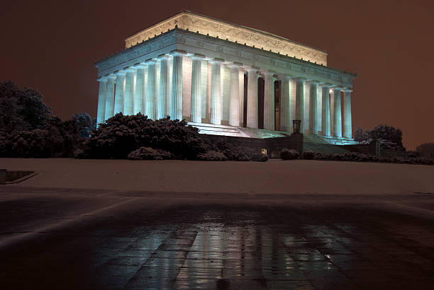 istock Lincoln Memorial at night 507299870