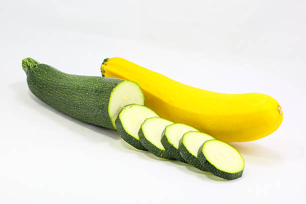 courgette légumes mûres fraîches - zukini photos et images de collection