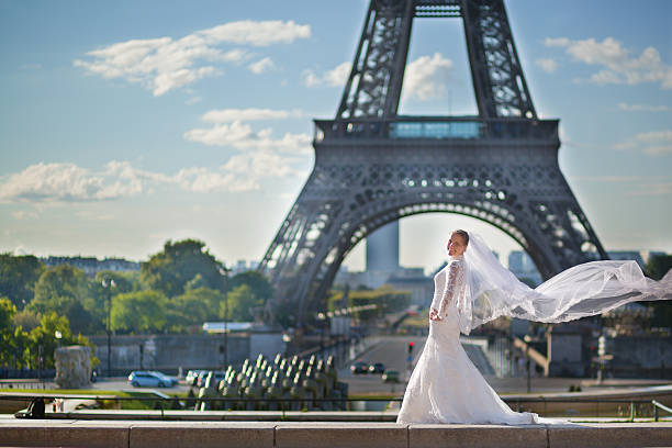 piękne właśnie żonaty para w paryżu - honeymoon wedding paris france bride zdjęcia i obrazy z banku zdjęć