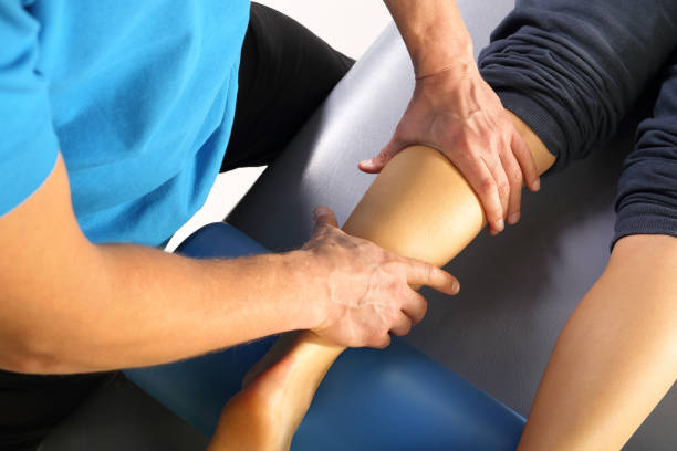 physiothérapie, un massage des jambes - doctor human knee human leg medical exam photos et images de collection