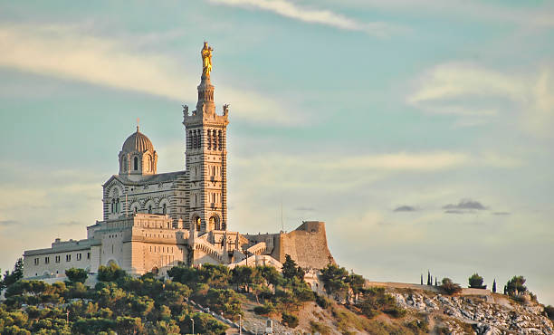 cattedrale di notre-dame de la garde è architettura bizantina giunti basilica - basilica foto e immagini stock