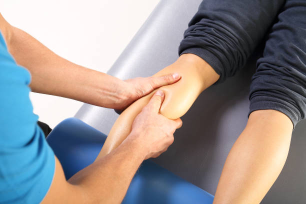 physiotherapie und massagen beine - pain physical injury human leg human muscle stock-fotos und bilder