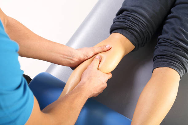 physiotherapy, 마시지한 레그스 - human leg massage therapist recovery touching 뉴스 사진 이미지