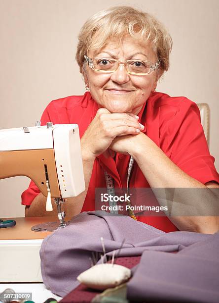 Senior Donna Con Macchina Per Cucire - Fotografie stock e altre immagini di 60-69 anni - 60-69 anni, Abbigliamento casual, Abilità