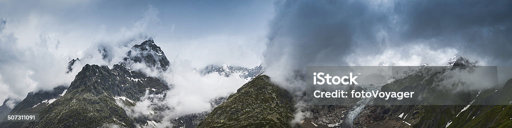 Ruchy okrężne przez chmury Dramatyczne rocky mountain Pinakle icy lodowce Alpy - Zbiór zdjęć royalty-free (Alpy)