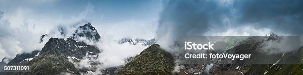 Ruchy Okrężne Przez Chmury Dramatyczne Rocky Mountain Pinakle Icy Lodowce Alpy - zdjęcia stockowe i więcej obrazów Alpy