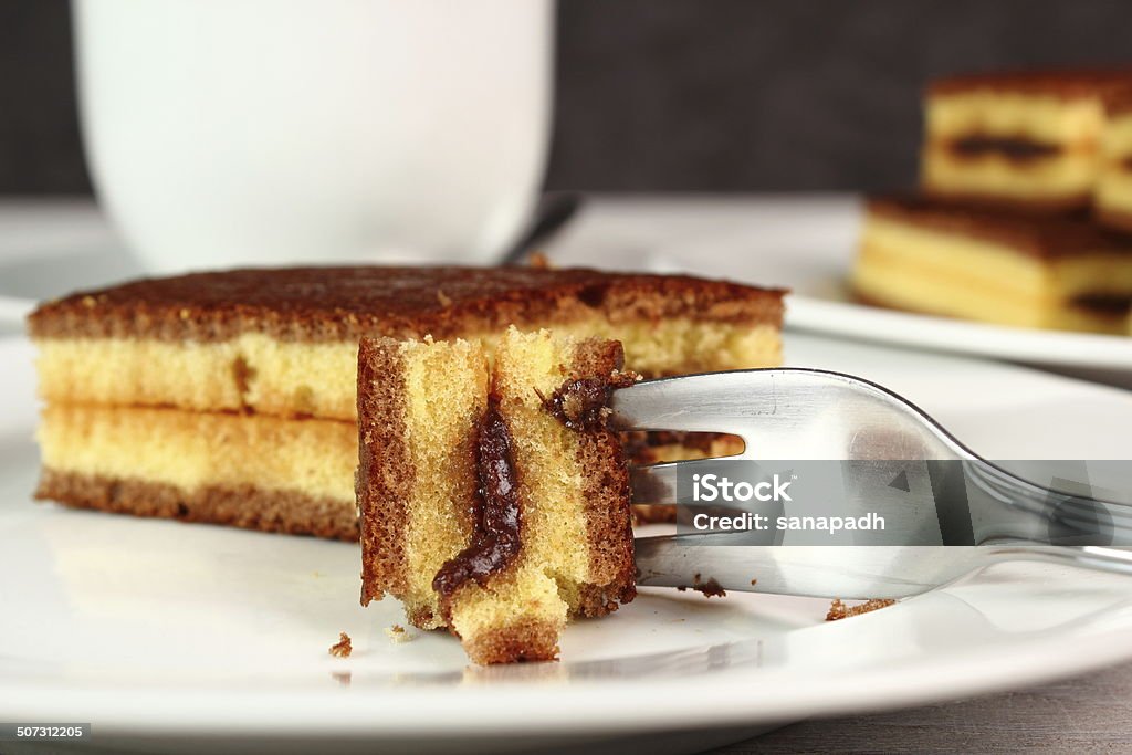 Schwamm Kuchen mit Schokolade-Füllung - Lizenzfrei Angebissen Stock-Foto