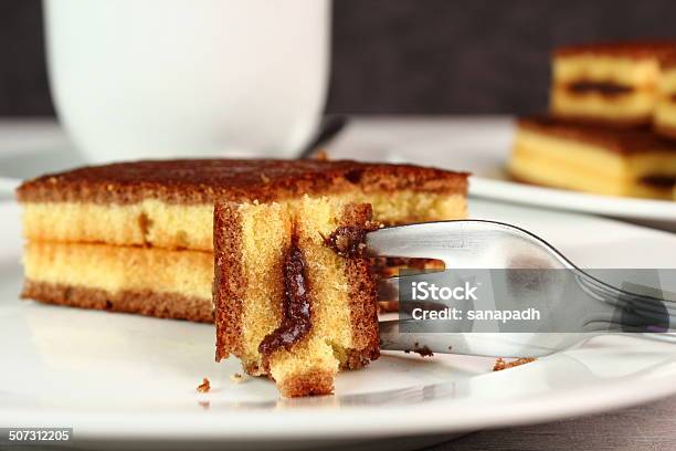 Schwamm Kuchen Mit Schokoladefüllung Stockfoto und mehr Bilder von Angebissen - Angebissen, Bauholz-Brett, Block - Form