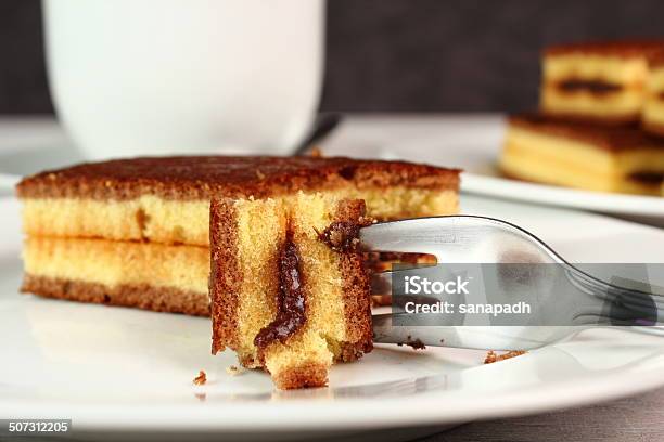 Bolo Comum Com Cacau Preencher - Fotografias de stock e mais imagens de Alimento consumido - Alimento consumido, Assado no Forno, Bloco