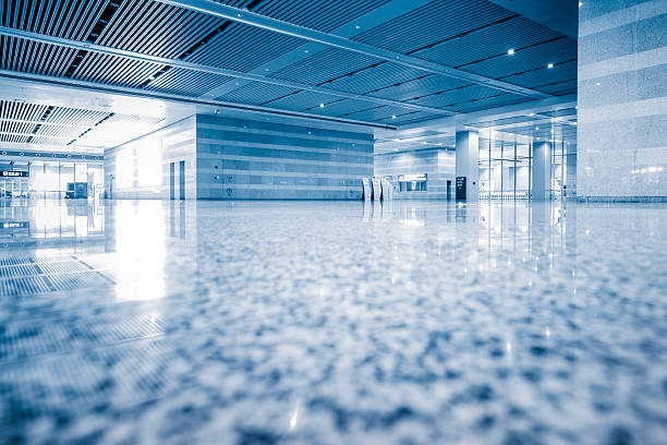 aeropuerto internacional de shanghai hongqiao - sparse shanghai light corridor fotografías e imágenes de stock