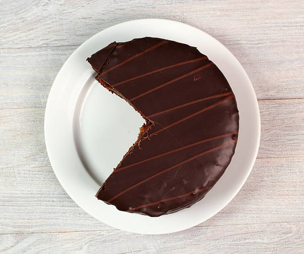 torta de chocolate-sachertorte - sachertorte cake chocolate cake portion - fotografias e filmes do acervo