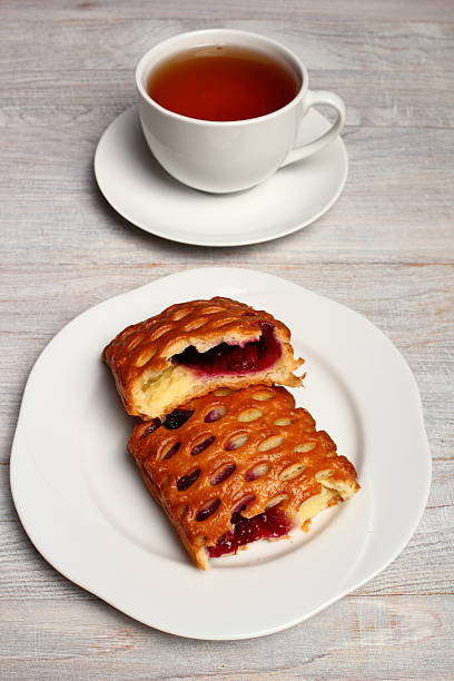 viennoiserie.アップルとブルーベリーパフペストリーをどうぞ。 - fork vertical bread strudel ストックフォトと画像