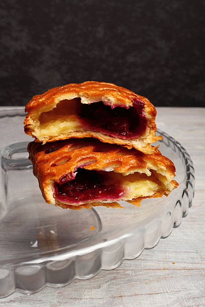 viennoiserie. mele e mirtilli e brioche. - apple and currant bread foto e immagini stock