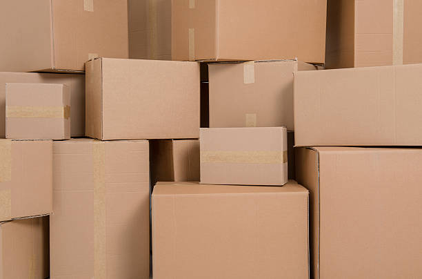 boîtes en carton - corrugated cardboard moving house cardboard box photos et images de collection