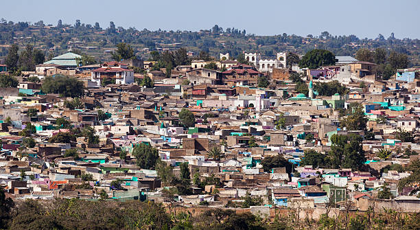 vista de la antigua ciudad amurallada de jugol.  harar.  etiopía. - village africa ethiopian culture ethiopia fotografías e imágenes de stock