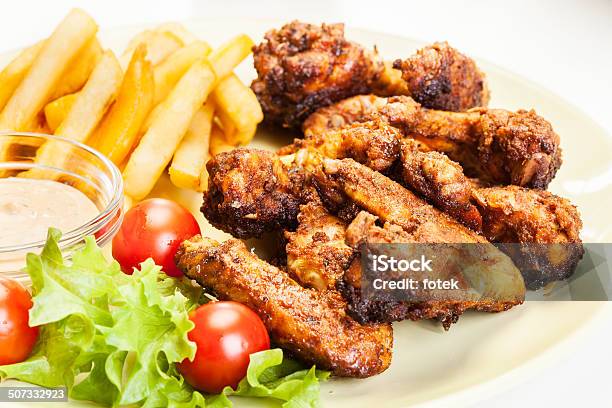 Alitas De Pollo Con Salsa Picante Papas Fritas Y Francesa Foto de stock y más banco de imágenes de Ala de animal