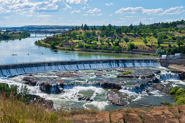 l'eau tombant en cascade à great falls, montana - montana photos et images de collection