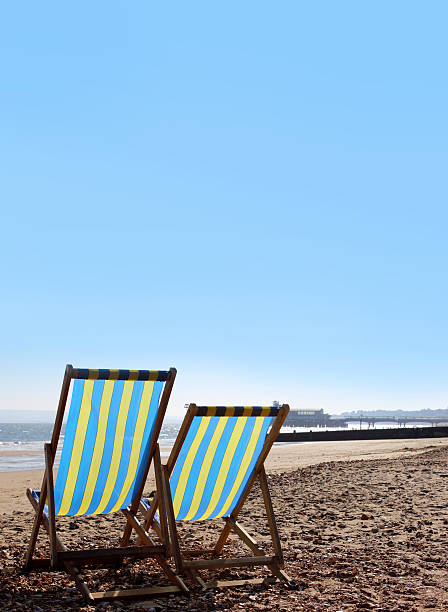 azul listrado em amarelo e espreguiçadeiras na praia em inglês, cartaz, banner - bournemouth - fotografias e filmes do acervo