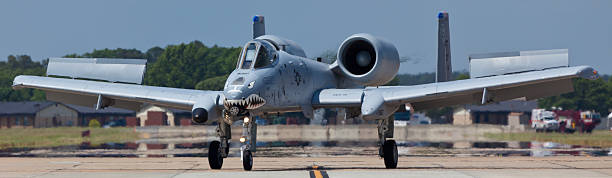 el a-10 thunderbolt ii en langley de la fuerza aérea - langley fotografías e imágenes de stock