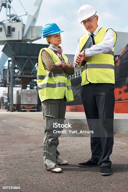 Der Lieferung Sollte Jeden Augenblick Hier Jetzt Stockfoto und mehr Bilder von Baugewerbe - Baugewerbe, Bauwerk, Männer