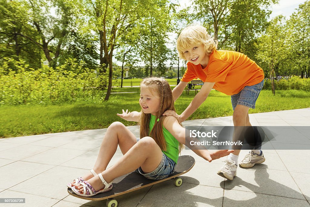 Glückliche junge Belastung lächelnd Mädchen mit geschlossenen Augen - Lizenzfrei 6-7 Jahre Stock-Foto