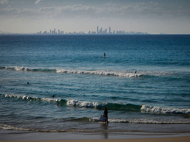 人々のサーフィンを背景にサーファーのパラダイス - gold coast australia lifeguard sea ストックフォトと画像
