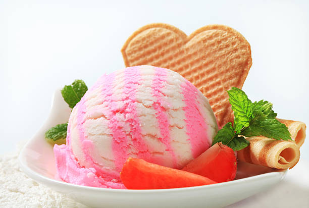 sobremesa com sorvete - raspberry ice cream close up fruit mint - fotografias e filmes do acervo