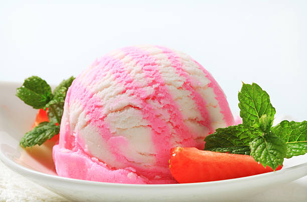 스트로우베리 야쿠르트 아이스크림 - raspberry ice cream close up fruit mint 뉴스 사진 이미지