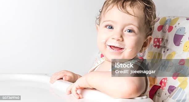 Sonriente Bebé Niña Bebé En Silla Foto de stock y más banco de imágenes de Destete - Destete, Bebé, Alimento
