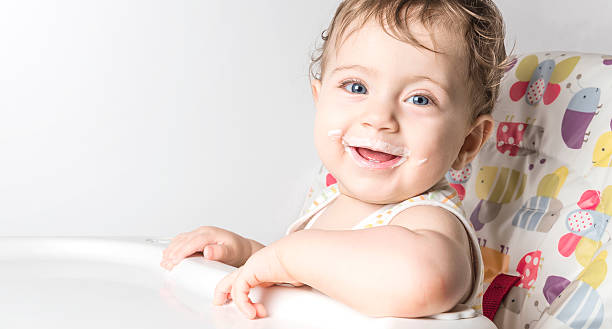 souriant bébé fille de bébé fauteuil ergonomique - babies or children photos et images de collection