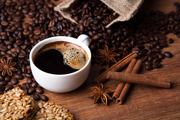 コーヒーテーブルセッティング - coffee cup coffee cup coffee bean ストックフォトと画像