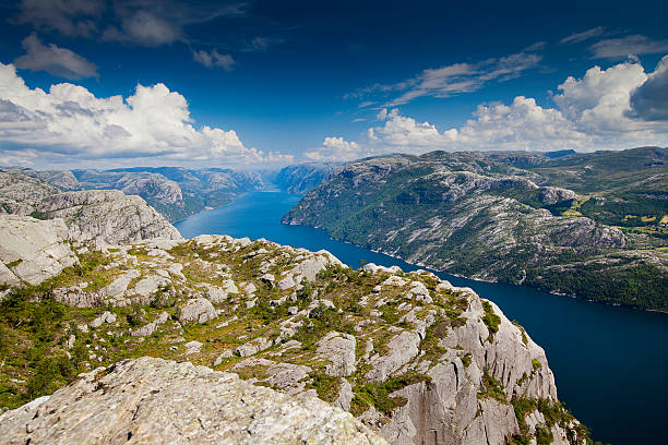 fiorde lysefjorden (noruega) - rock norway courage mountain imagens e fotografias de stock